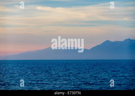 Tramonto sulla costa albanese di fronte Roda Corfù Foto Stock