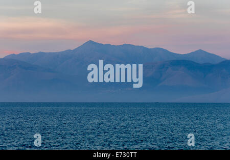 Tramonto sulla costa albanese di fronte Roda Corfù Foto Stock