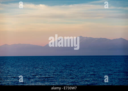 Tramonto sulla costa albanese di fronte Roda Corfù Foto Stock