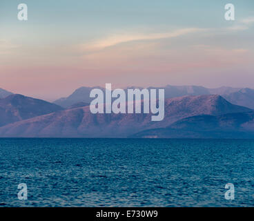 Tramonto sulla costa albanese di fronte Roda Corfù Foto Stock