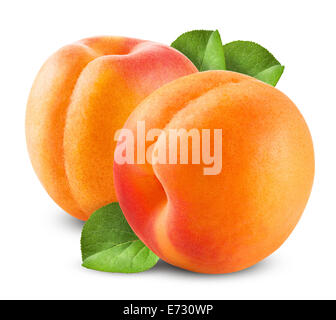 Albicocche fresche con foglie su sfondo bianco. Tracciato di ritaglio Foto Stock