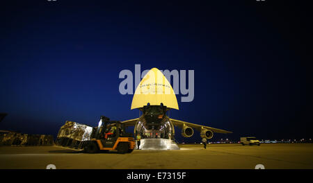 Un piano, tipo Antonov 124, viene caricata con i beni militari all'aeroporto di Leipzig/Halle, Germania, 04 settembre 2014. Forze armate tedesche terminato i preparativi per la prima consegna di attrezzature militari in Iraq settentrionale. Foto: Jan Woitas/dpa Foto Stock