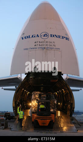 Un piano, tipo Antonov 124, viene caricata con i beni militari all'aeroporto di Leipzig/Halle, Germania, 04 settembre 2014. Forze armate tedesche terminato i preparativi per la prima consegna di attrezzature militari in Iraq settentrionale. Foto: Jan Woitas/dpa Foto Stock