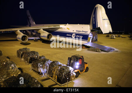 Un piano, tipo Antonov 124, viene caricata con i beni militari all'aeroporto di Leipzig/Halle, Germania, 04 settembre 2014. Forze armate tedesche terminato i preparativi per la prima consegna di attrezzature militari in Iraq settentrionale. Foto: Jan Woitas/dpa Foto Stock