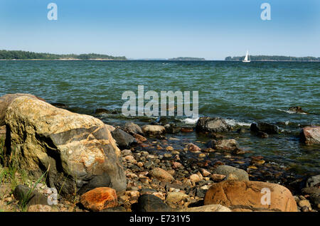 Mar baltico, barca a vela all'orizzonte Foto Stock