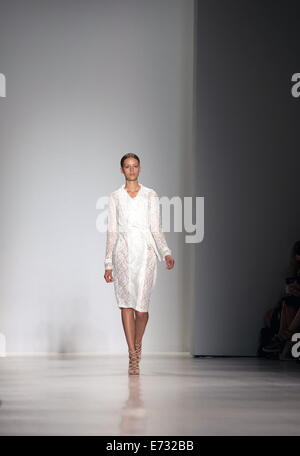 New York, New York, Stati Uniti d'America. 4 Sep, 2014. Un modello di passeggiate la pista al TADASHI SHOJI Primavera/Estate 2015 Fashion show durante la settimana della moda di New York. Credito: Jodi Jones/ZUMA filo/ZUMAPRESS.com/Alamy Live News Foto Stock