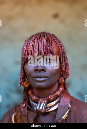 Hamer Tribe donna in costume tradizionale, Turmi, Valle dell'Omo, Etiopia Foto Stock