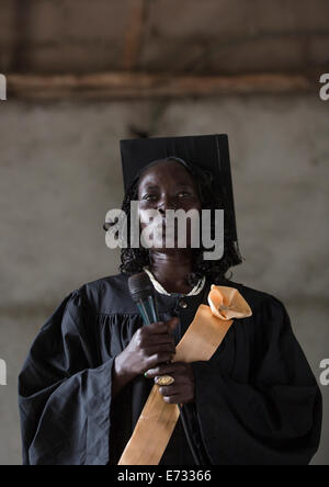 Donna che prega durante la cattolica Chiesa Domenica, servizio Gambela, Etiopia Foto Stock