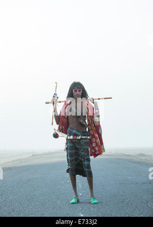 Etnia Afar uomo solo lungo una strada, Assayta, Etiopia Foto Stock