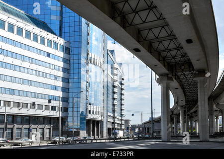 Cavalcavia del terzo anello stradale di Mosca nella parte anteriore del quartiere degli affari Moscow-City, Russia Foto Stock