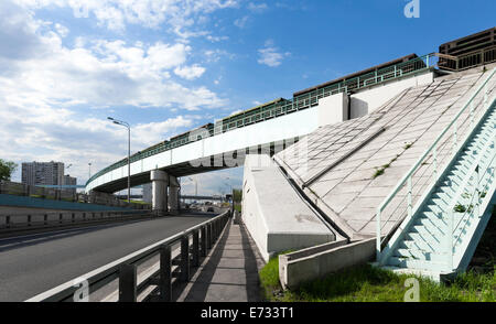 Ponte ferroviario sulla autostrada Foto Stock