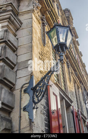 La vecchia strada luce fissata a Delft municipio edificio, Paesi Bassi Foto Stock