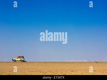 Quattro ruote Toyota nel mezzo del deserto, Assayata, Etiopia Foto Stock