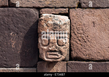 Facce di pietra a Tiahuanaco o Tiwanaku Semi-tempio sotterraneo Provincia di Ingavi, Dipartimento di La Paz in Bolivia America del Sud Foto Stock