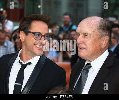 Toronto, Canada. 04 Sep, 2014. Noi attori e membri del cast Robert Downey Jr (L)e Robert Duvall frequentare la premiere del film "Il giudice' durante la 39th annuale di Toronto International Film Festival (TIFF), a Toronto, Canada, 04 settembre 2014. Il festival si svolge dal 04 al 14 settembre. Foto: Hubert Boesl/dpa - NESSUN SERVIZIO DI FILO-/dpa/Alamy Live News Foto Stock