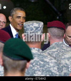 Il Presidente Usa Barack Obama saluta i paracadutisti DA PARTE DEGLI STATI UNITI Esercito 173rd Brigata Aerea e estone di soldati dell'estone Scout singolo battaglione durante una visita il 3 settembre 2014 a Tallinn in Estonia. Il 173rd Airborne Brigade sta attualmente conducendo combinato di missioni di formazione in Polonia, l'Estonia, la Lettonia e la Lituania nel sostegno della NATO. Foto Stock