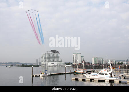 La Baia di Cardiff, Galles, UK. 05 Sep, 2014. Le frecce rosse volare oltre la Baia di Cardiff questa mattina come parte della conferenza della Nato. Settembre 2014. Credito: Andrew Bartlett/Alamy Live News Foto Stock