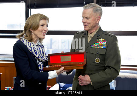 Il comandante dell'U.S. Marine Corps gen. James F. Amos presenta un regalo a U.S. Ambasciatore in Giappone Caroline Kennedy durante una visita negli Stati Uniti Embassy Aprile 15, 2014 a Tokyo. Foto Stock