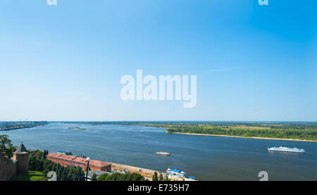 Il Volga a Nizhny Novgorod. Il Volga è il fiume più lungo d'Europa; è anche il più grande d'Europa fiume in termini di appuramento Foto Stock