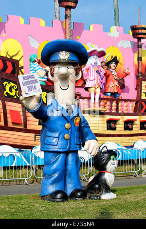 Un più grande del modello lifesized del postino pat costituisce parte del blackpool illuminazioni di visualizzazione statica Foto Stock