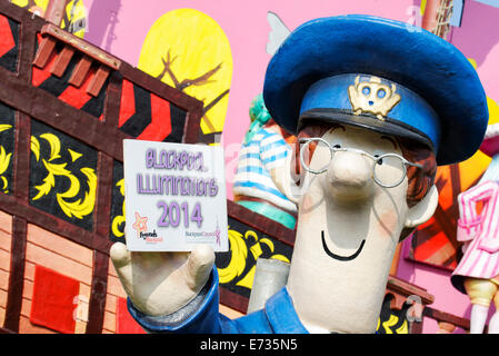 Un più grande del modello lifesized del postino pat costituisce parte del blackpool illuminazioni di visualizzazione statica Foto Stock