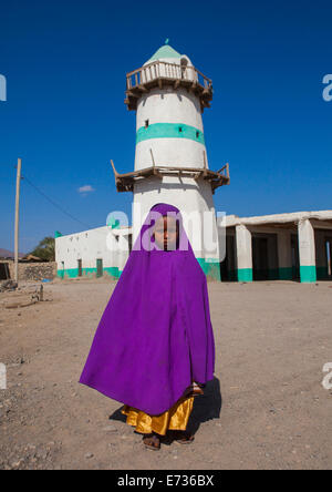 Etnia Afar Bambina nella parte anteriore della moschea, Assaita, Etiopia Foto Stock