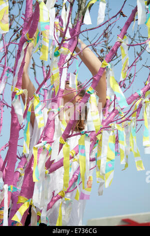 Il torneo di Wimbledon di Londra. 5 settembre 2014. Un albero morto è dipinta e decorata con ghirlande come parte del Wimbledon autunno festival che celebra la grande cultura delle arti che Wimbledon offre Credito: amer ghazzal/Alamy Live News Foto Stock