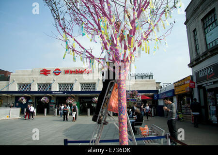 Il torneo di Wimbledon di Londra. 5 settembre 2014. Un albero morto è dipinta e decorata con ghirlande come parte del Wimbledon autunno festival che celebra la grande cultura delle arti che Wimbledon offre Credito: amer ghazzal/Alamy Live News Foto Stock