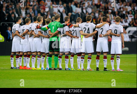 Partita amichevole, Esprit Arena Dusseldorf: Germania vs Argentinia 2:4; Team tedesco da sinistra: Julian Draxler (GER), Erik Durm (GER), Mario Gomez (GER), Matthias Ginter (GER), Toni Kroos (GER), Manuel Neuer (GER), Benedikt Hšwedes, Hoewedes (GER), Marco Reus (GER), Christoph Kramer (GER), Kevin Gro§kreutz, Grosskreutz (GER), Andre SchŸrrle, Schuerrle (GER). Foto Stock