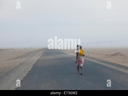 Etnia Afar uomo solo lungo una strada, Assayta, Etiopia Foto Stock