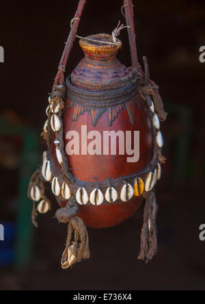 Calabash in una casa di Afar, Afambo, Etiopia Foto Stock