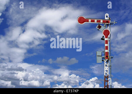 Traffico segno del treno sul cielo blu con nuvole Foto Stock