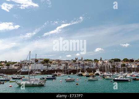 Vista del porto di St Peter Port Guernsey Isole del Canale della Manica UK Foto Stock