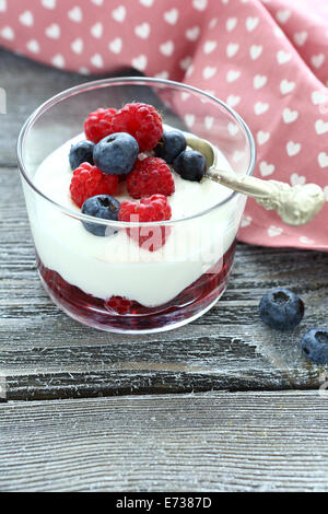 Berry yogurt con lamponi, cibo closeup Foto Stock