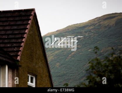 Manchester, Scotland, Regno Unito. 5 Settembre, 2014. Referendum scozzese. Sì gli attivisti di lay out sì gigante fatta di fogli sulla faccia di Campsie Fells che si affaccia a nord di Glasgow. Credito: ALAN OLIVER/Alamy Live News Foto Stock