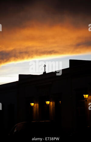 Silhouette di una croce decorare una croce in un edificio coloniale al tramonto in Queretaro, Messico, luglio 19, 2014. Foto Stock