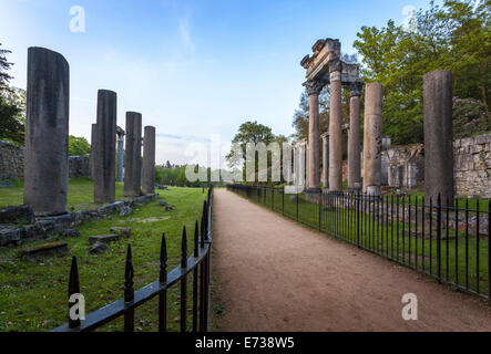 Le rovine, originario di Leptis Magna, una città romana vicino a Tripoli, Virgina acqua, Surrey, England, Regno Unito, Europa Foto Stock