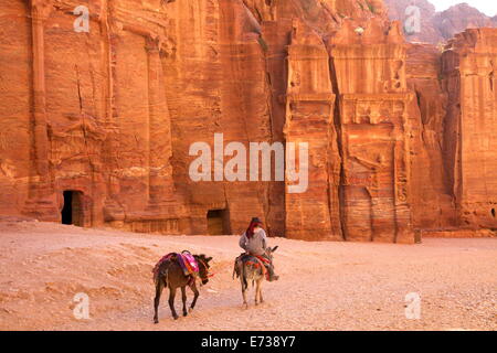 Beduino con gli asini di fronte all'esterno, Siq Petra, Sito Patrimonio Mondiale dell'UNESCO, Giordania, Medio Oriente Foto Stock