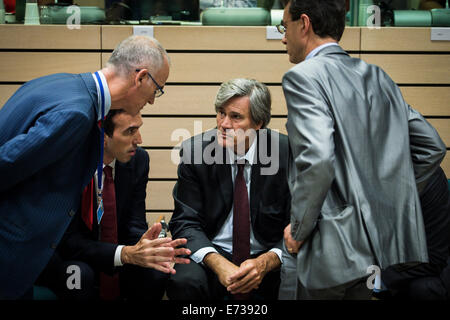 Bruxelles, BXL, Belgio. 5 Sep, 2014. Il ministro dell'Agricoltura francese, Stephane Le Foll chat con il suo staff prima di una riunione straordinaria del Parlamento il Consiglio agricoltura a Bruxelles, in Belgio. I MINISTRI DELL'AGRICOLTURA DELL'UE incontra come embargo russo colpisce gli agricoltori europei su 05.09.2014 da Wiktor Dabkowski Credito: Wiktor Dabkowski/ZUMA filo/Alamy Live News Foto Stock