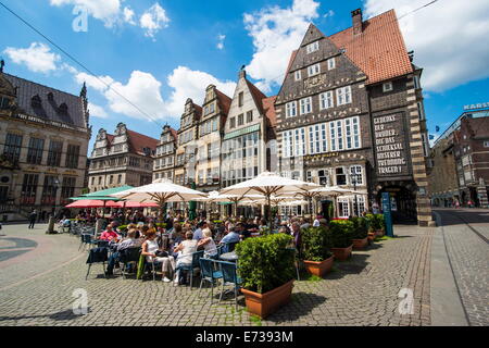 Giardino della birra di fronte vecchie case Hanse sulla piazza del mercato di Brema, Germania, Europa Foto Stock