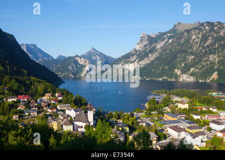 Vista in elevazione oltre il pittoresco Ebensee, lago Traunsee, Salzkammergut, Austria superiore, Austria, Europa Foto Stock