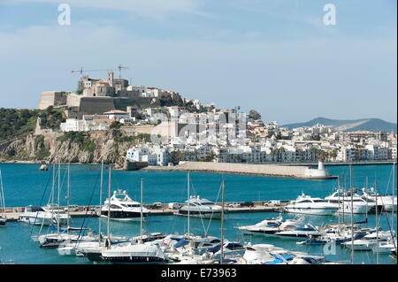 Una gru a Castello di Ibiza e la vista delle barche, porto di Ibiza, Dalt Vila, Città Vecchia, Ibiza, Isole Baleari, Spagna, Mediterranea Foto Stock