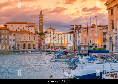 Il vecchio porto cittadino, Chiesa di San Giorgio (Cerkev sv. Jurija) in background, pirano, Primorska, Istria slovena, Slovenia, Europa Foto Stock