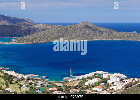 Costa e villaggio di Elounda, isola di Spinalonga, Golfo di Mirabello, Creta, Isole Greche, Grecia, Europa Foto Stock