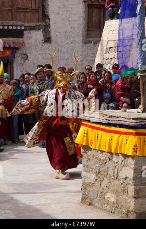 Monaco buddista esegue il ballo mascherato a cerimonia religiosa, Namgyal Tsemo Gompa, Leh, Ladakh, India, Asia Foto Stock