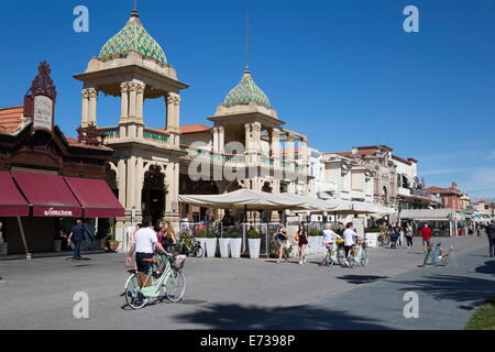 Gran Caffè Margherita e di edifici Art Nouveau lungo la passeggiata sul lungomare, Viareggio, Toscana, Italia, Europa Foto Stock