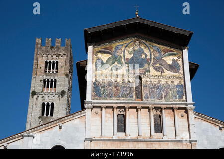 Xiii secolo a mosaico di ascensione sulla facciata della chiesa di San Frediano, Lucca, Toscana, Italia, Europa Foto Stock