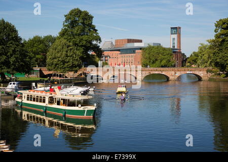 Barche sul Fiume Avon e il Royal Shakespeare Theatre di Stratford-upon-Avon, Warwickshire, Inghilterra, Regno Unito, Europa Foto Stock