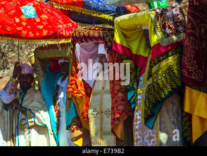 Etiope sacerdoti ortodossi celebrano il colorato Timkat Epifania Festival, Lalibela, Etiopia Foto Stock