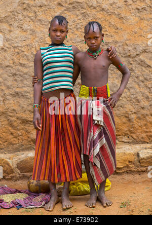 Hamer tribù ragazze, Dimeka, Valle dell'Omo, Etiopia Foto Stock